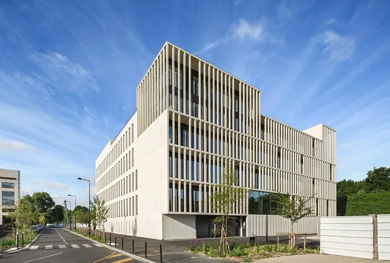 Face au futur parvis, le bâtiment s’impose comme une pièce phare du nouveau quartier.