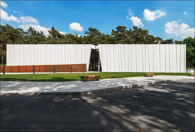 une architecture graphique, symbolique et atemporelle en résonance avec le devoir de mémoire.