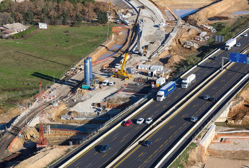 Au total, Agilis réalisera 90 km de séparateurs simples en béton adhérent (GBA) (photo du haut) et 12 km de caniveaux à fente (photo du bas).