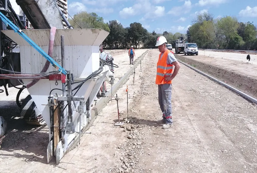 Pour accueillir les futurs clients du village des marques de Miramas, AER a réalisé les bordures des parkings en béton extrudé (17 cm de haut, 10 cm de large).