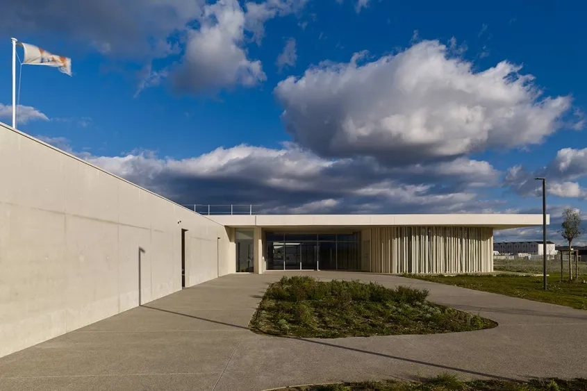 L’entrée du collège est mise en scène par le biais d’un voile formant une longue perspective.