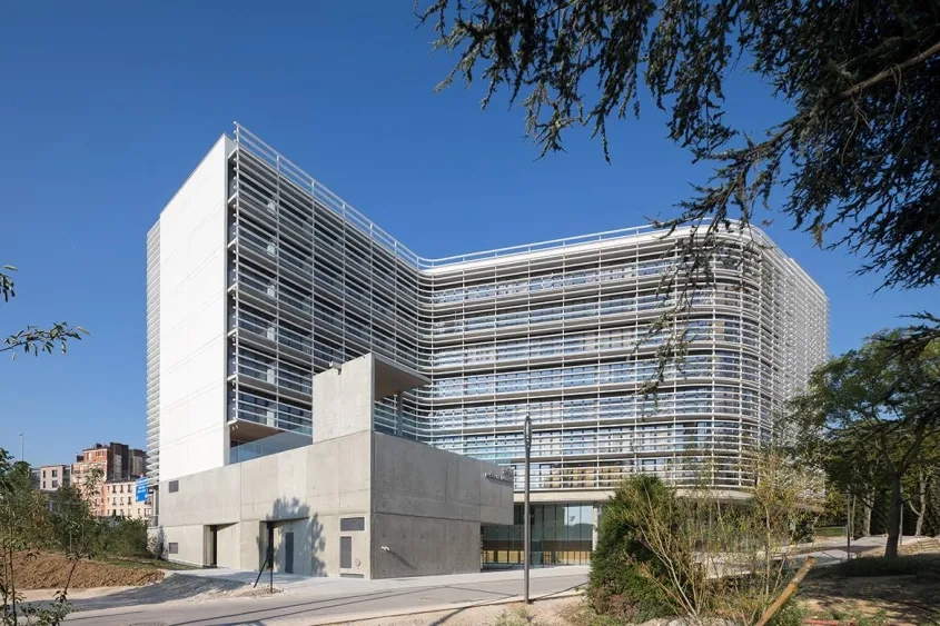 Côtés nord et est, les façades s’ouvrent vers le parc, offrant aux étudiants une vue arborée depuis leurs loggias.