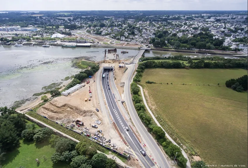 Le tunnel est situé à une cinquantaine de mètres en aval du pont de Kérino. pour conserver en permanence un accès à l’avant-port, sa réalisation, à l’abri de batardeaux, a été menée en plusieurs phases.