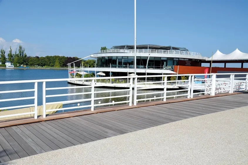 La Rotonde, le restaurant emblématique de Vichy, vue du quai d'Allier réaménagé. Le béton décoratif s’harmonise parfaitement avec le bois pour inspirer une ambiance balnéaire très « cosy ».