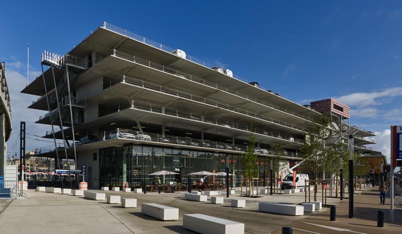 Les grands plateaux de béton aux rives a nées donnent une impression de légèreté.