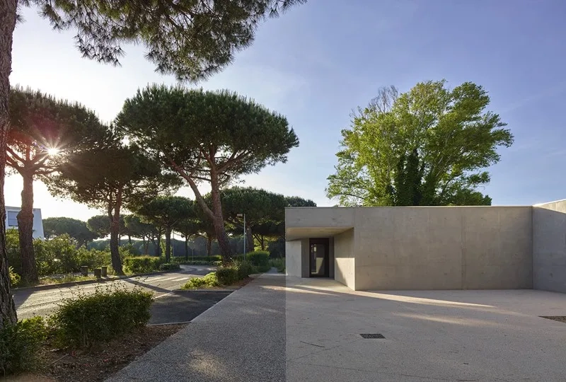 Matérialisé par un sol en béton désactivé teinté, le parvis du bâtiment s’ouvre sur la ville.