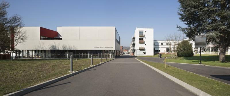 Le bâtiment neuf, central et fédérateur, regroupe des espaces de vie collective.