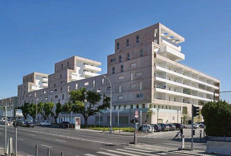 Le long du boulevard Schloesing, le bâti est renforcé pour constituer un front, comme un bouclier acoustique. le bâti est continu sur les 4 premiers niveaux, alors que les quatre niveaux supérieurs se développent en trois plots.