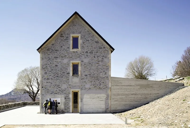 Vue de la façade est. La création d’une extension contemporaine sur l’arrière du bâtiment o re une salle d’exposition supplémentaire.