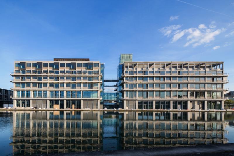 Construit durant les années 1930, l’ouvrage de béton brut développe 130 m de façades le long du canal de l’ourcq.