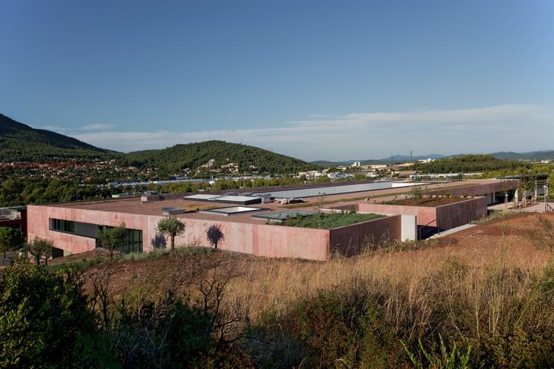 Calé dans la pente, le bâtiment propose des toitures belvédères pour mettre en scène le paysage lointain.