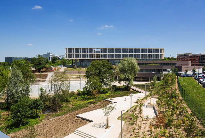 Façade ouest de l’établissement vue depuis l’internat. Le jardin paysager accompagne la déclivité du terrain.