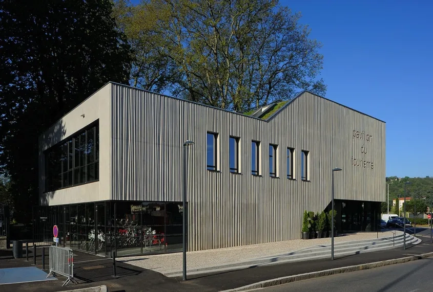 L’enveloppe en béton du bâtiment accompagne le porte-à-faux de l’étage, tendu vers le rhône.