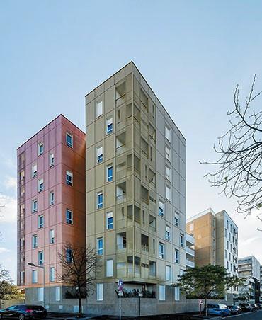 La façade nord est traitée comme un signal urbain marquant du quartier.