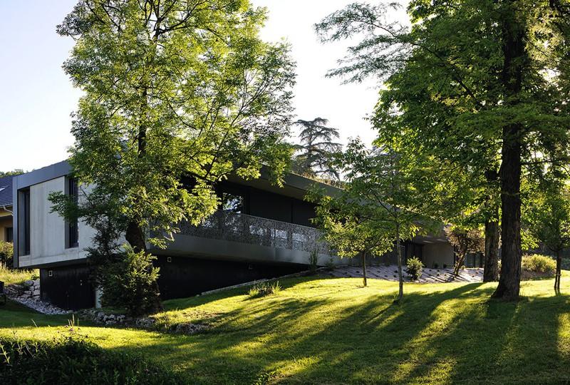 La maison tourne volontairement le dos aux constructions avoisinantes, côté nord, a n d’orienter tous les espaces vers le sud et les vues dégagées sur le paysage. La toiture- terrasse est entièrement végétalisée de façon intensive.