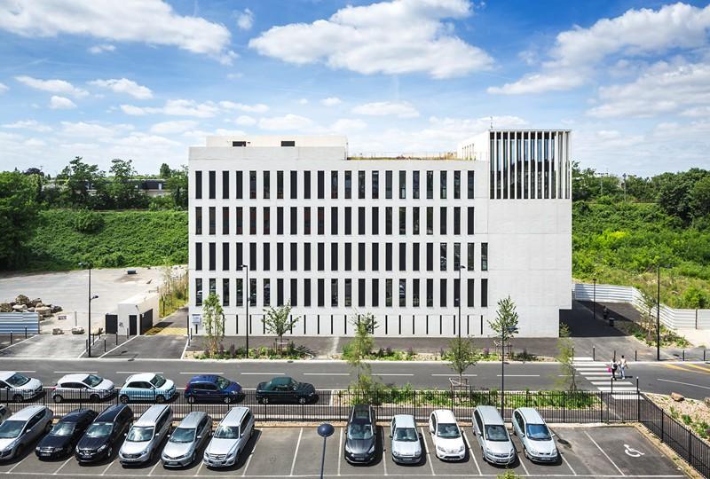 Le dessin des façades en béton poncé exprime la rigueur du plan.