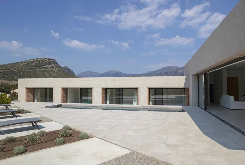 Chaque chambre est conçue comme un studio indépendant et toutes possèdent une loggia donnant sur la piscine.