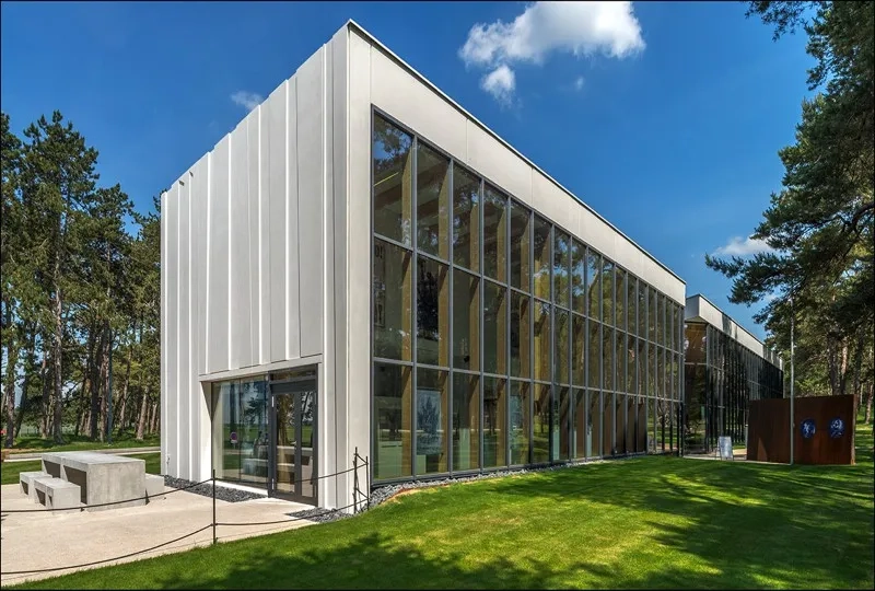 Façade ouest, le volume de béton se creuse face à la forêt.