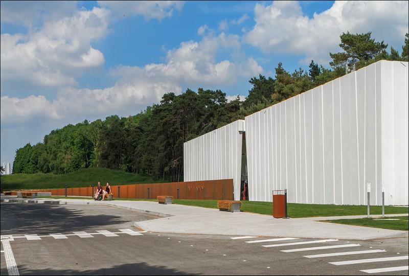 Le mémorial, installé sur la crête, et le volume du centre d’accueil s’alignent pour former l’axe de mémoire.Le mémorial, installé sur la crête, et le volume du centre d’accueil s’alignent pour former l’axe de mémoire.