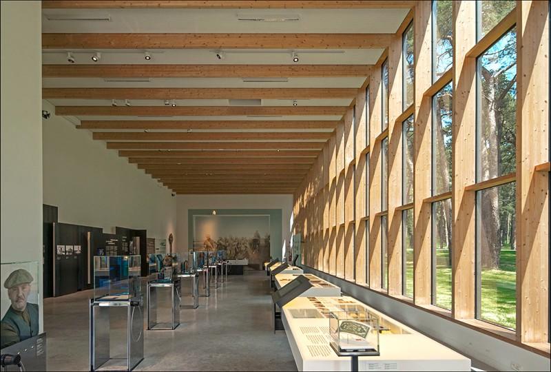 La salle d’exposition communie avec la forêt et le champ de bataille.