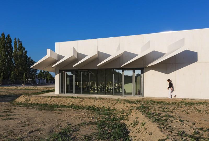  Le collège est perçu par le pignon le long de l’axe de circulation principal. les architectes lui ont donné une dimension sculpturale.