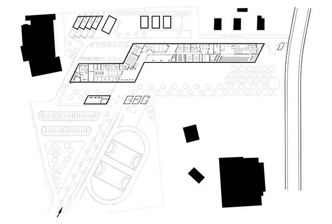 Plan de rez-de-chaussée: 1. Hall 2. Administration 3. Vie scolaire 4. Préau 5. Réfectoire et cuisine 6. Local vélos 7. Vestiaires 8. Logements de fonction