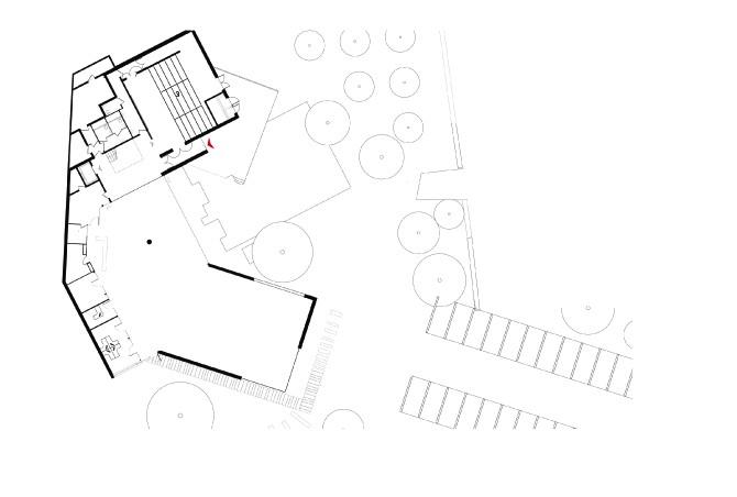 Plan de rez-de-chaussée bas: 1. Parc 2. Espace scénique 3. Gradins 4. Entrée 5. Espace multimédia 6. Atelier 7. Banque d’accueil 8. Réserve 9. Bureaux 10. Espace de consultation