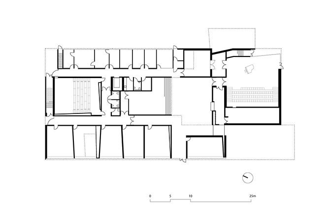 Plan de rez-de-chaussée: 1. Amphithéâtre 2. Atrium 3. Auditorium 4. Accueil 5. Salles de cours 6. Salle d’étude 7. Bureaux 8. Salle de réunion 9. Salles de cours percussions 10. Parvis