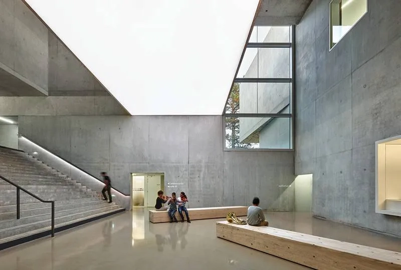 le hall est le cœur du conservatoire. le volume de la bibliothèque, disposé en pont sur le hall, vient ponctuer la dilatation verticale de l’espace. le hall est le cœur du conservatoire. le volume de la bibliothèque, disposé en pont sur le hall, vient ponctuer la dilatation verticale de l’espace.