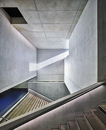 L’espace généreux et lumineux du hall se dilate dans le bâtiment.