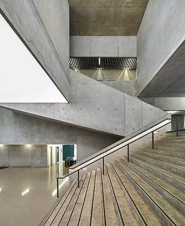 L’espace généreux et lumineux du hall se dilate dans le bâtiment.