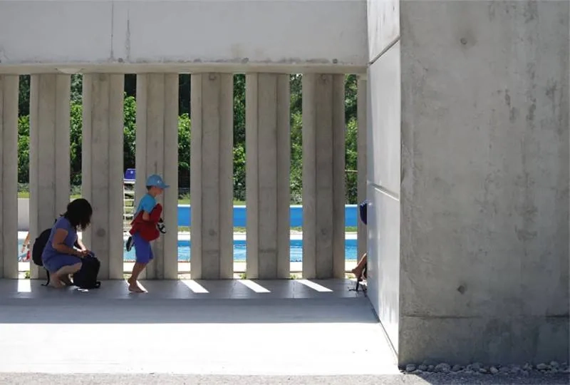 Le parcours allant de l’entrée à la baignade est organisé dans une marche en avant à travers une galerie pleine de lumière éclairée naturellement par le claustra.