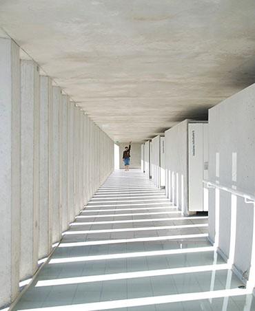 Le parcours allant de l’entrée à la baignade est organisé dans une marche en avant à travers une galerie pleine de lumière éclairée naturellement par le claustra.