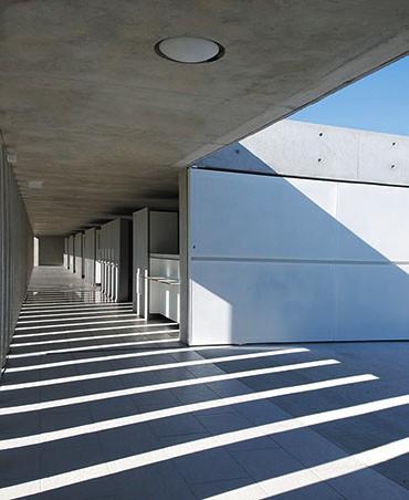 Le parcours allant de l’entrée à la baignade est organisé dans une marche en avant à travers une galerie pleine de lumière éclairée naturellement par le claustra.