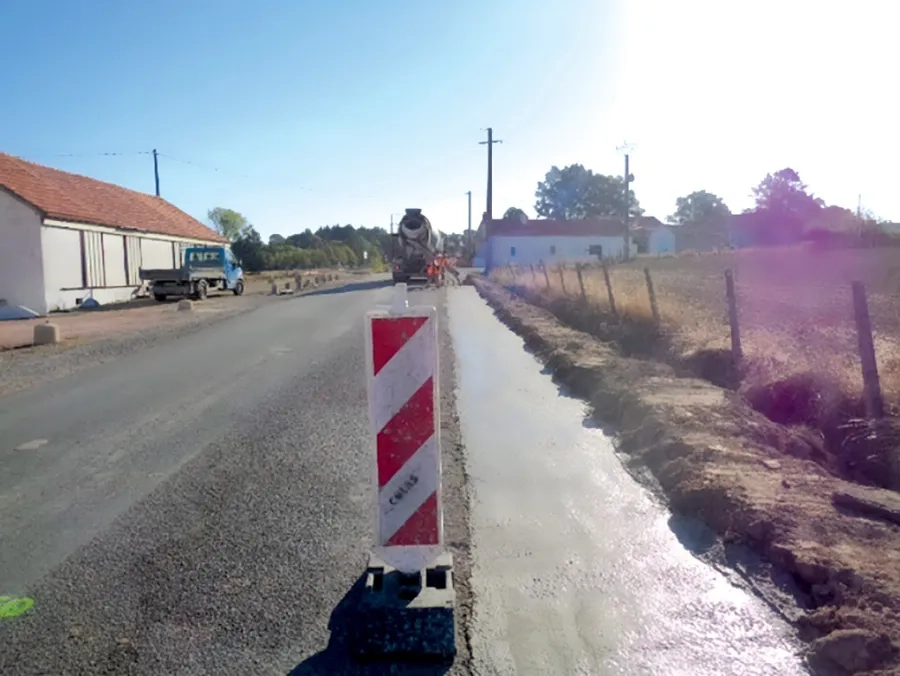 La chaussée ayant été sciée à 10 cm du bord, le Maces est mis en place sur des largeurs variant de 30 cm à 2 m.