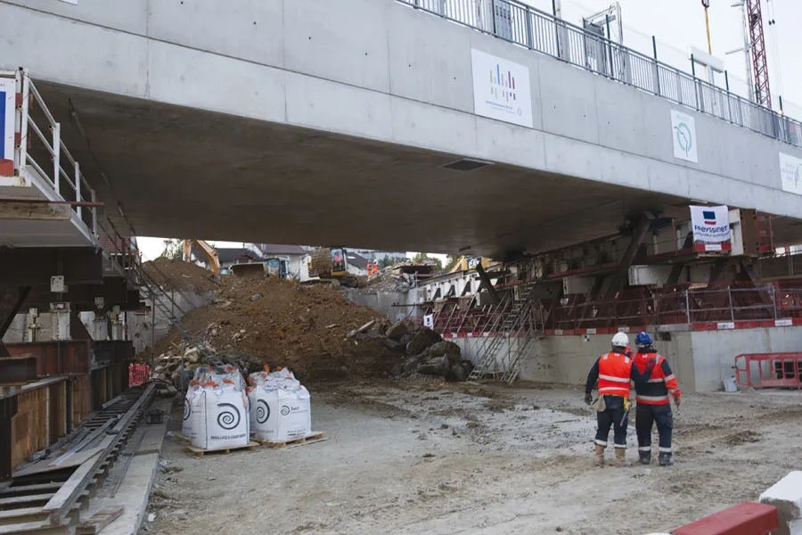 Pont-dalle à Arcueil – Cachan. Après le coulage et quelques jours avant le ripage.