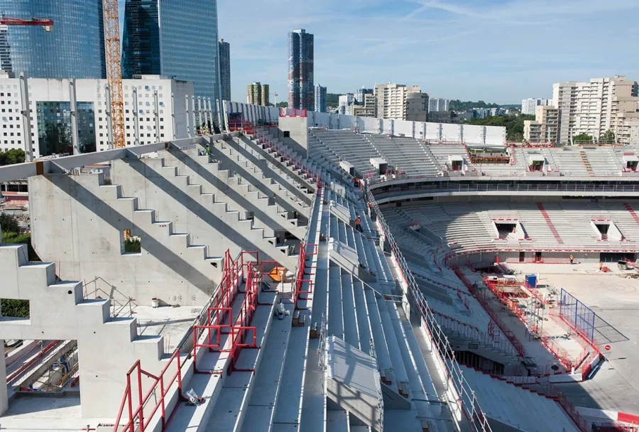 Gradins préfabriqués et portiques coulés en place.