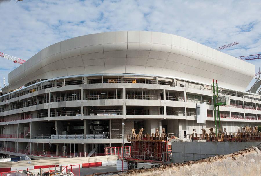 L’arena 92, et son couronnement de coques préfabriquées en béton de ciment blanc, réalisées par l’entreprise Jousselin (angers).