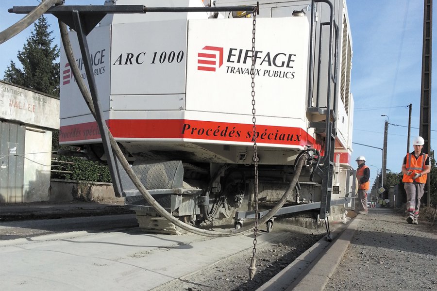 L'ARC® 1000 vu de face, avec sa chenille avant qui précède le rotor de 2 mètres de largeur doté de 224 dents.