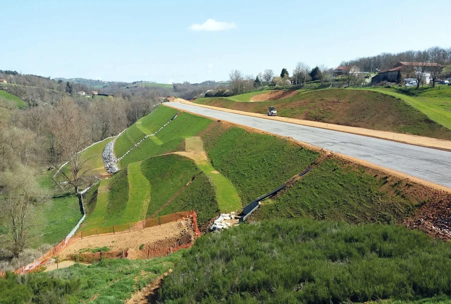 Le nouveau tronçon de la RN82 doit servir d’itinéraire alternatif au sud de Roanne (Loire). Une partie du traitement de la couche de forme a été réalisée entre mars et juin de cette année, à raison de 250 mètres linéaires par jour.