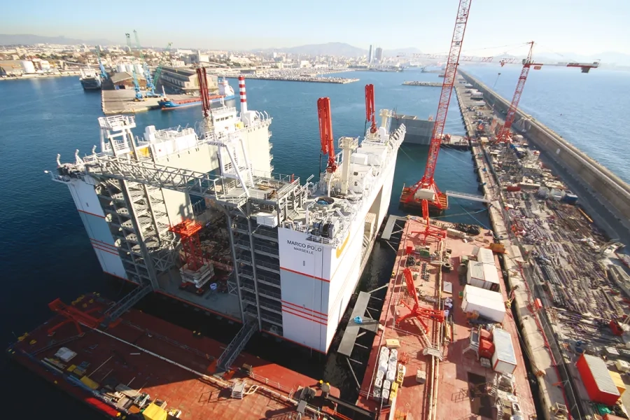 Les caissons sont fabriqués l’un après l’autre dans un caissonnier installé dans  le bassin est du Grand Port de Marseille. Ce dock flottant unique en son genre s’enfonce dans l’eau au fur et à mesure que le caisson prend de la hauteur et s’alourdit.  