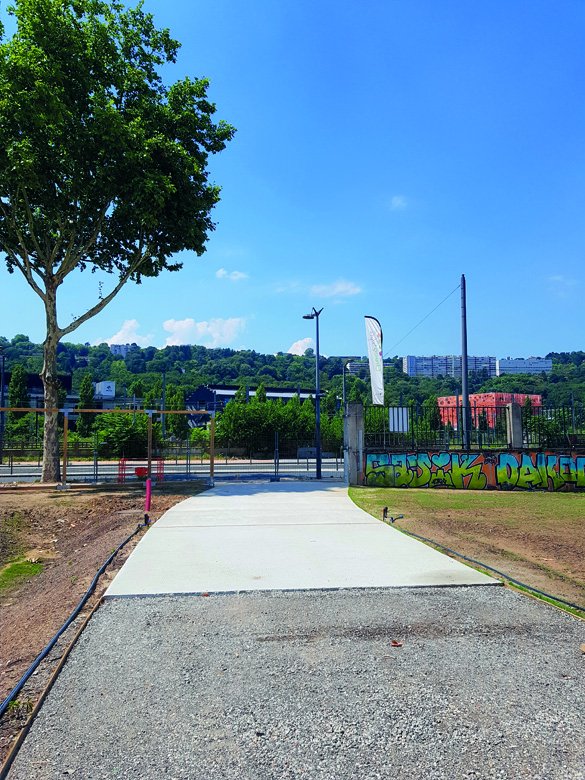 En juin 2018, les premières planches d’essais sont coulées à l’entrée du parc de la Station Mue. « Nous avons commencé par faire de petites planches, puis, de fil en aiguille, des planches de plus en plus grandes, poursuit Nicolas Brasier (Vicat). Finalement, nous avons atteint les objectifs : créer un nouveau béton à partir de rebuts de béton. »