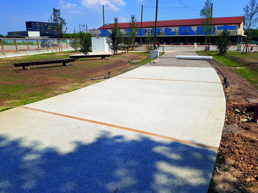 En juin 2018, les premières planches d’essais sont coulées à l’entrée du parc de la Station Mue. « Nous avons commencé par faire de petites planches, puis, de fil en aiguille, des planches de plus en plus grandes, poursuit Nicolas Brasier (Vicat). Finalement, nous avons atteint les objectifs : créer un nouveau béton à partir de rebuts de béton. »