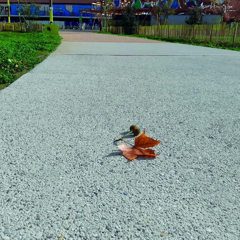 En juin 2018, les premières planches d’essais sont coulées à l’entrée du parc de la Station Mue. « Nous avons commencé par faire de petites planches, puis, de fil en aiguille, des planches de plus en plus grandes, poursuit Nicolas Brasier (Vicat). Finalement, nous avons atteint les objectifs : créer un nouveau béton à partir de rebuts de béton. »