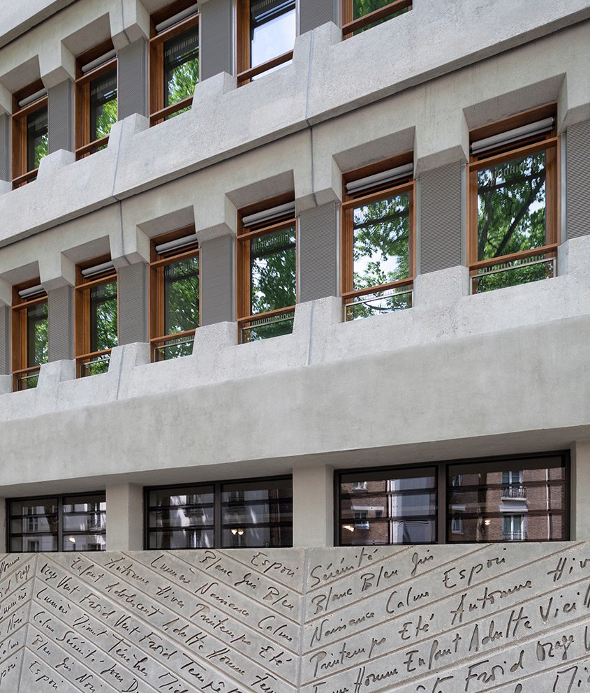 Sur le soubassement, l’œuvre du sculpteur Catherine Val.