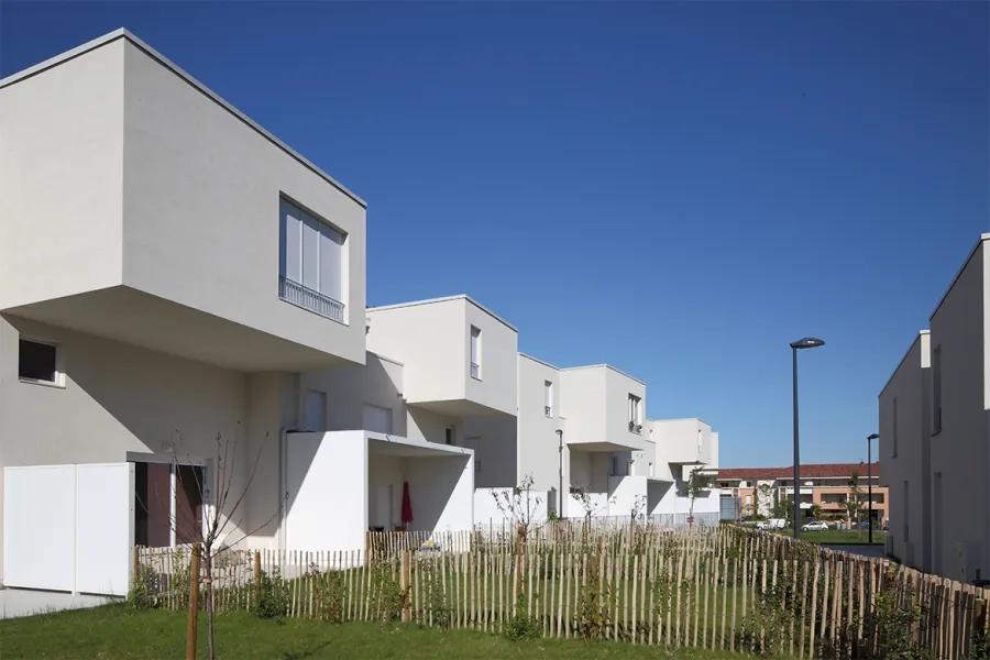 Appartements et villas sont tous dotés d’un espace extérieur, patio, terrasse, balcon ou jardin. Appartements et villas sont tous dotés d’un espace extérieur, patio, terrasse, balcon ou jardin.