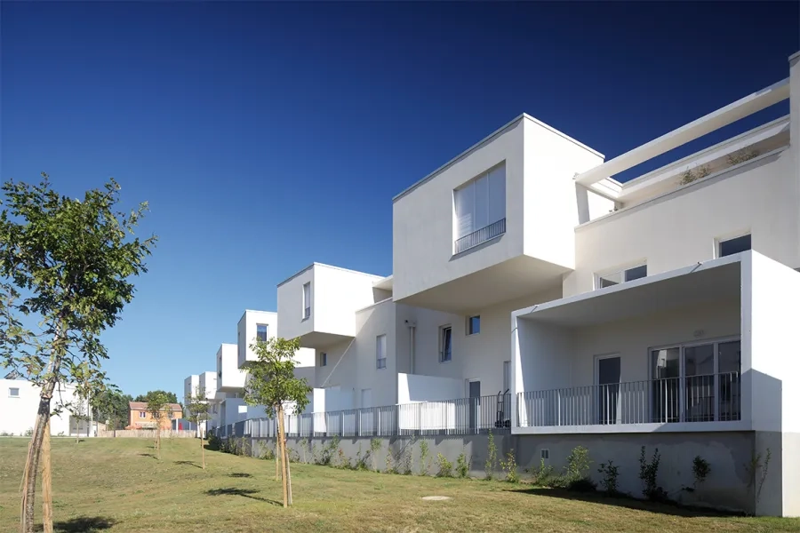 Tous les logements ont une vue sur l’espace vert central. Tous les logements ont une vue sur l’espace vert central.