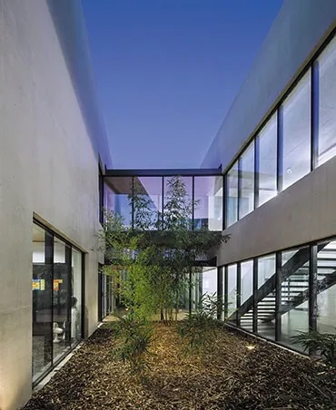 le patio qui sépare les deux parties du bâtiment est à la fois un puits de lumière et un espace de liaison.