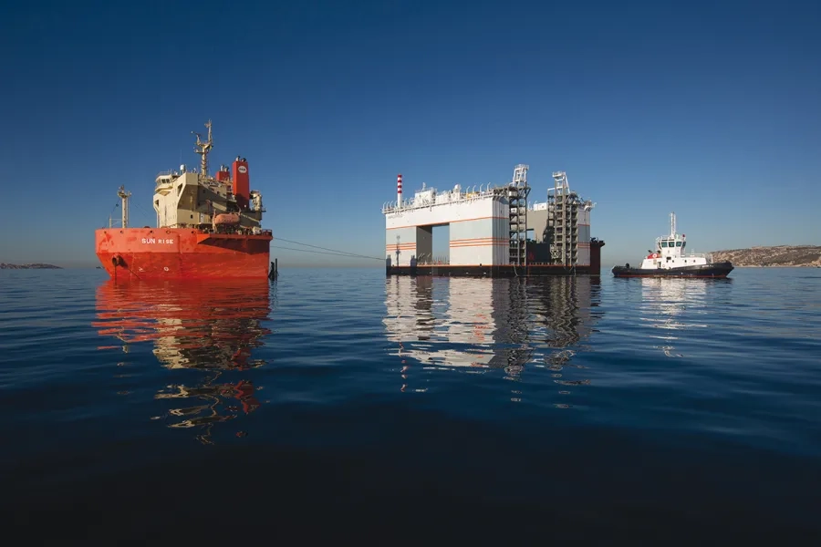 Fabriqué en Pologne, le caissonnier Marco Polo a été convoyé sur un navire submersible à travers la mer du Nord, la Manche, l’Atlantique, le détroit de Gibraltar et enfin la Méditerranée. Il est arrivé au Grand Port de Marseille après  un périple de 14 jours. 