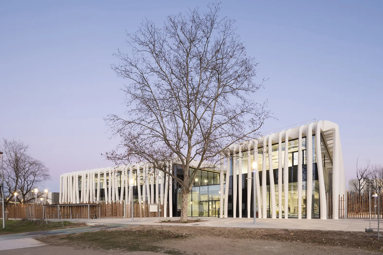 La façade côté parc s’incurve légèrement pour marquer l’entrée et ménager un large parvis d’accueil.